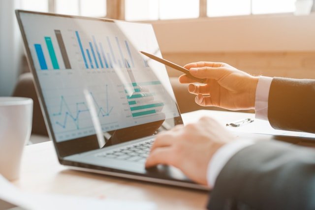 Full email account audit and list health analysis data on screen